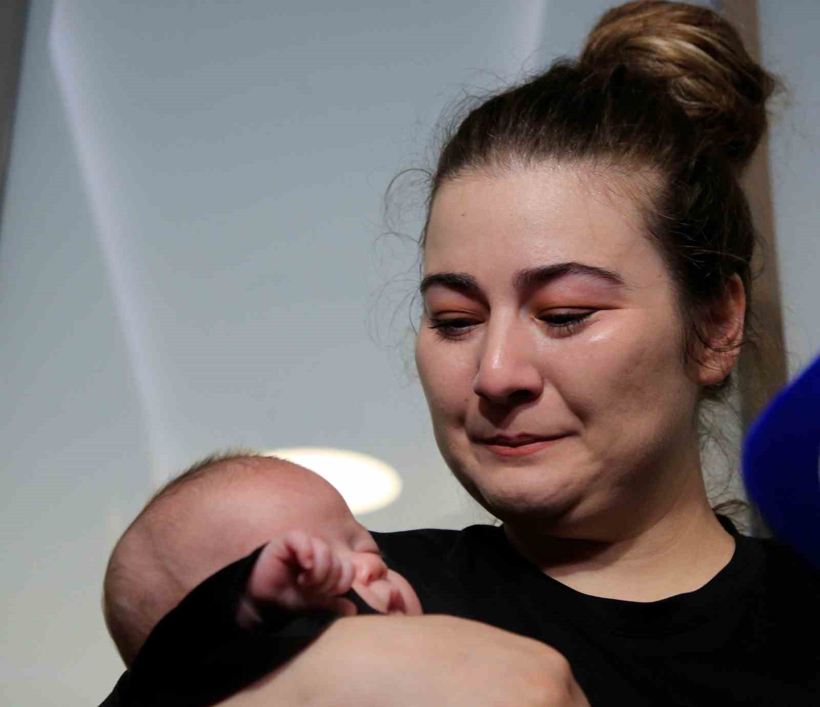 755 gram doğan Mercan bebek 92 g&uuml;nl&uuml;k yoğun bakım m&uuml;cadelesini kazandı, annesi g&ouml;zyaşlarına boğuldu
