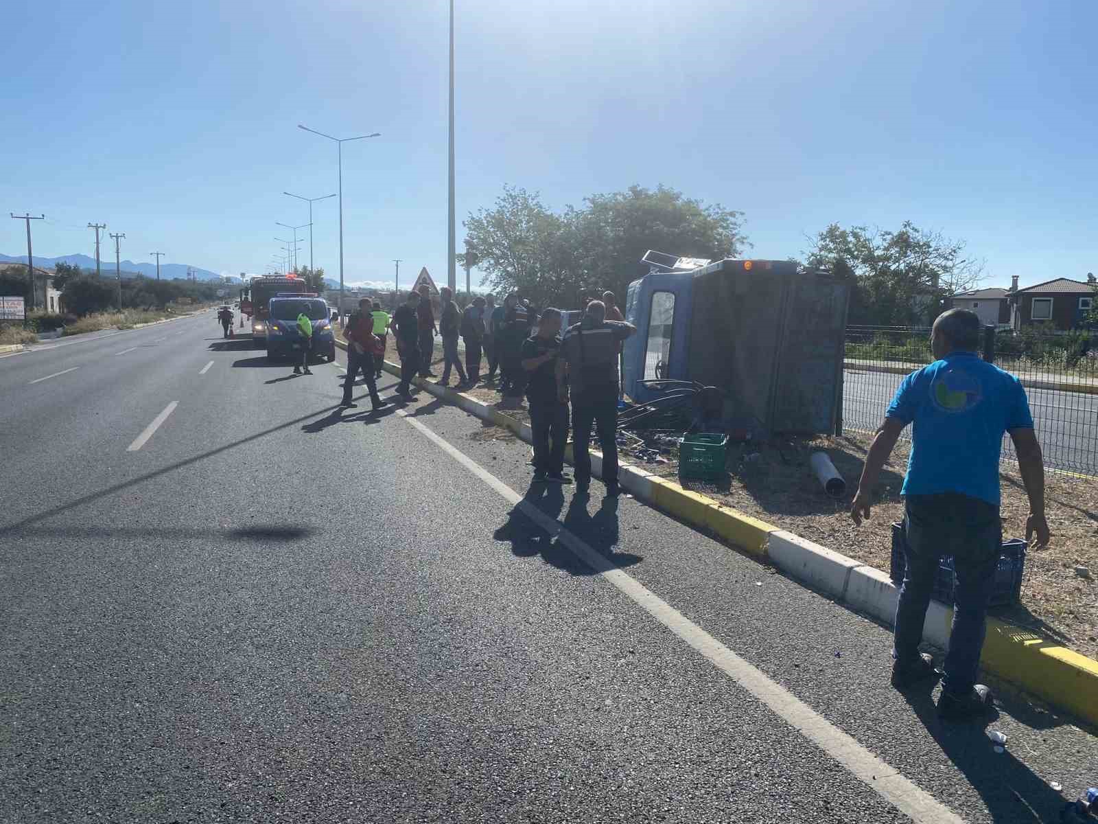 Balıkesir&rsquo;de kamyonet devrildi; 1 &ouml;l&uuml;, 2 yaralı
