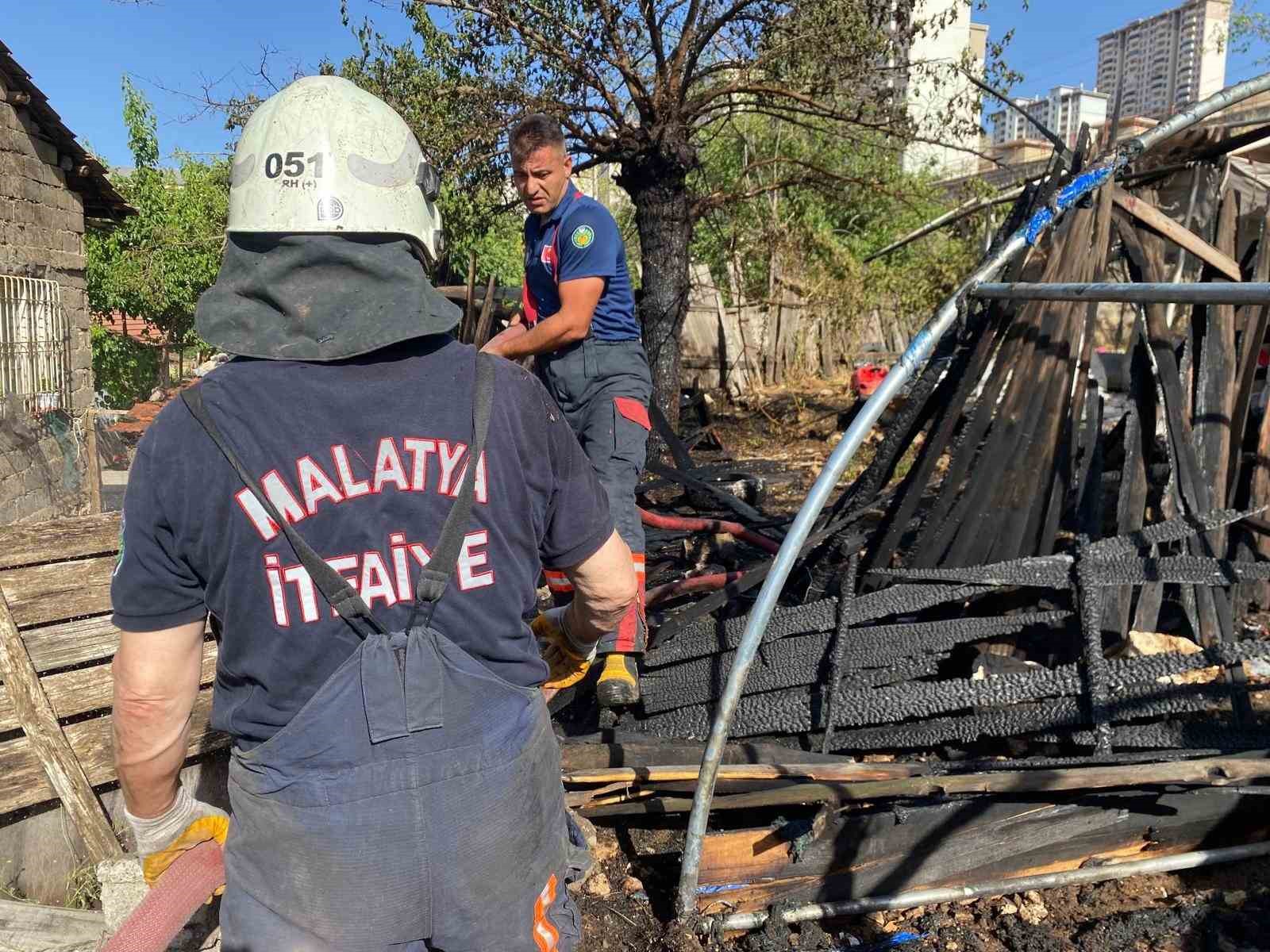 &Ccedil;adır yangını itfaiye tarafından s&ouml;nd&uuml;r&uuml;ld&uuml;
