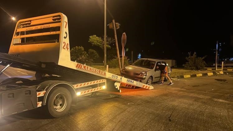 Yolcu otob&uuml;s&uuml; kavşakta otomobille &ccedil;arpıştı: 4 yaralı
