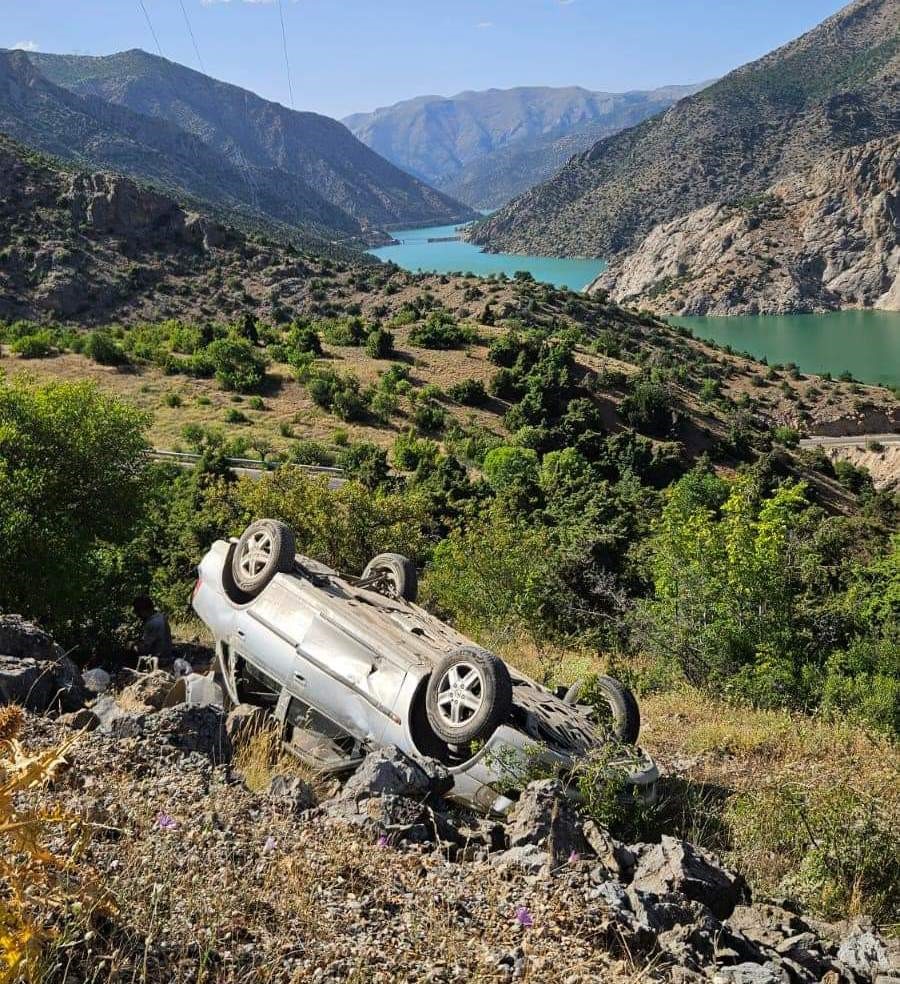 Kemaliye&rsquo;de otomobil şarampole u&ccedil;tu
