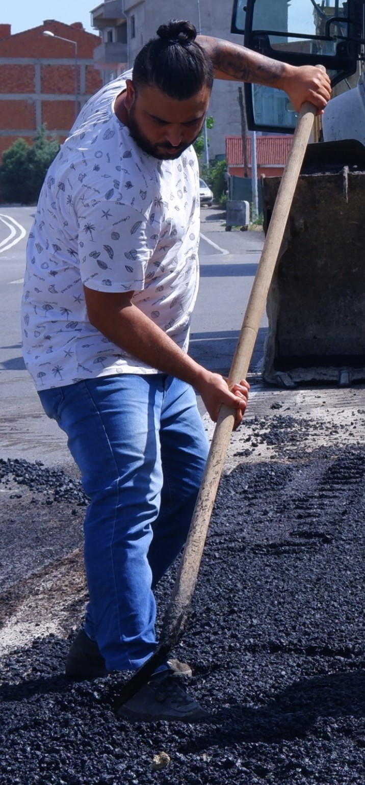 Asfalt iş&ccedil;ileri 120 dereceyi aşan sıcaklıkta &ccedil;alışıyor: Ateşe ayakla basıyorlar
