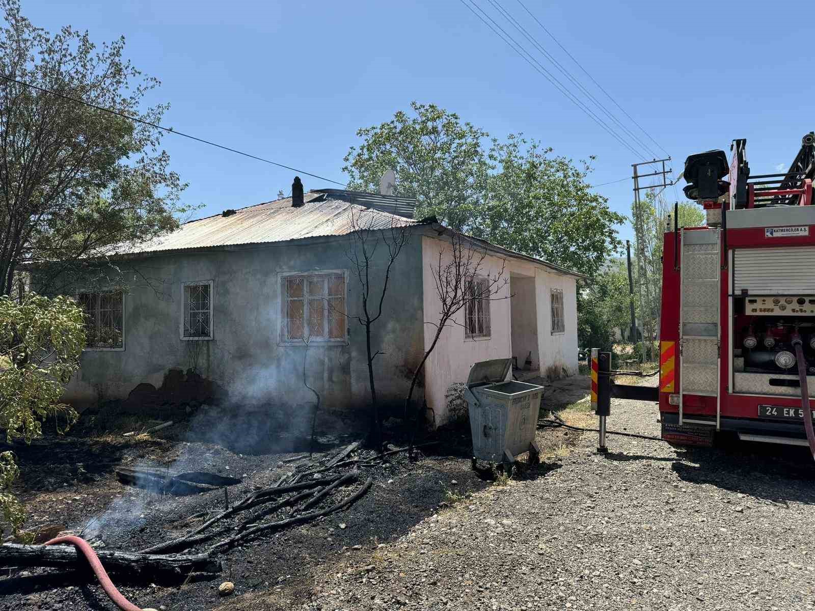 Bah&ccedil;ede yakılan ateş m&uuml;stakil eve sı&ccedil;radı
