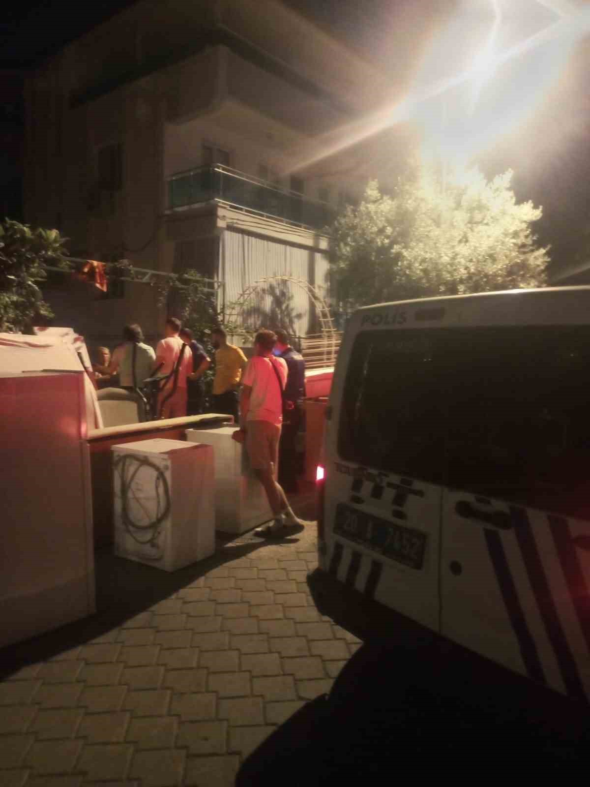 Taşıma sırasında arttırılan fiyatı kabul etmeyen kadının eşyaları sokak ortasında kaldı
