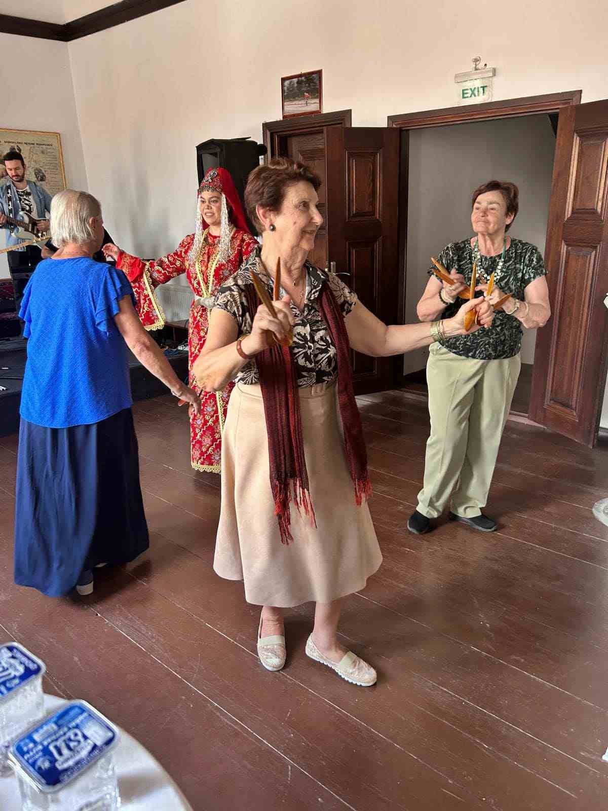Yunanistan&rsquo;dan gelen K&uuml;tahya ve Selanik k&ouml;kenli misafirleri makamında ağırladı
