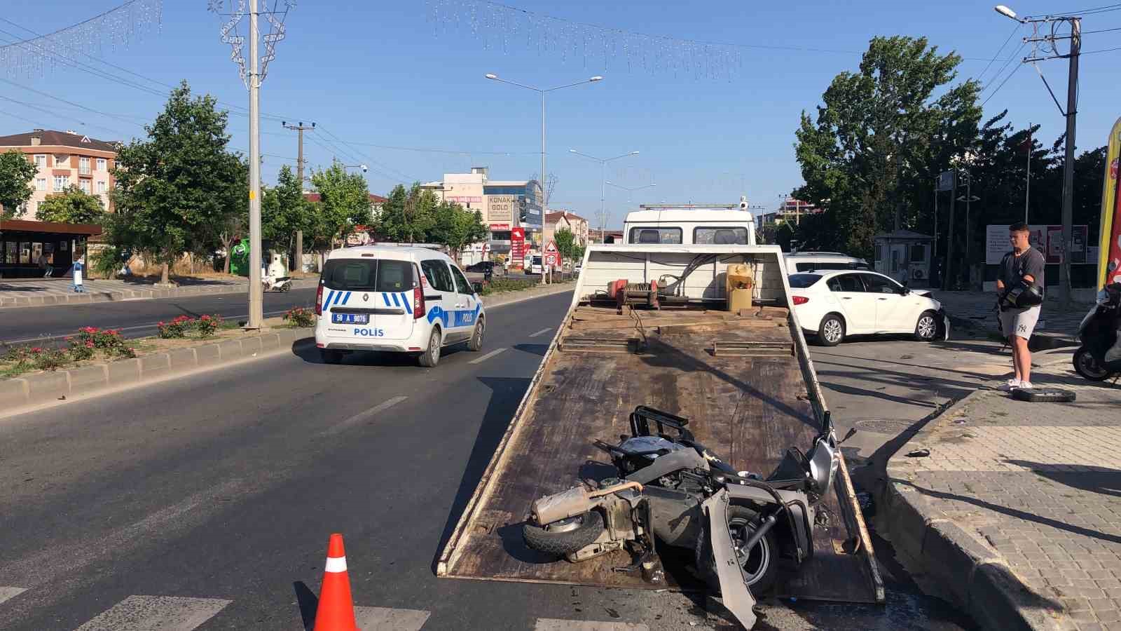 Kaza sonrası ikiye b&ouml;l&uuml;nen motosikletin s&uuml;r&uuml;c&uuml;s&uuml; ağır yaralandı
