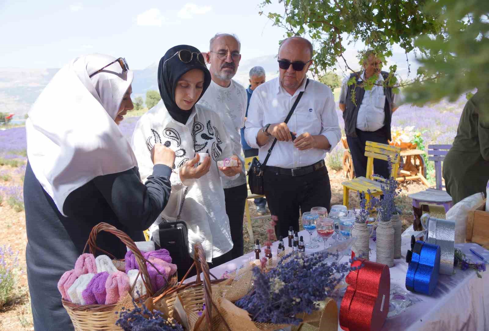 Emekli hemşire girişimciliğiyle kadınlara örnek oluyor
