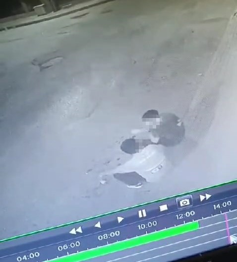 Önce etrafı kolaçan ettiler, ardından park halindeki motosikleti çaldılar