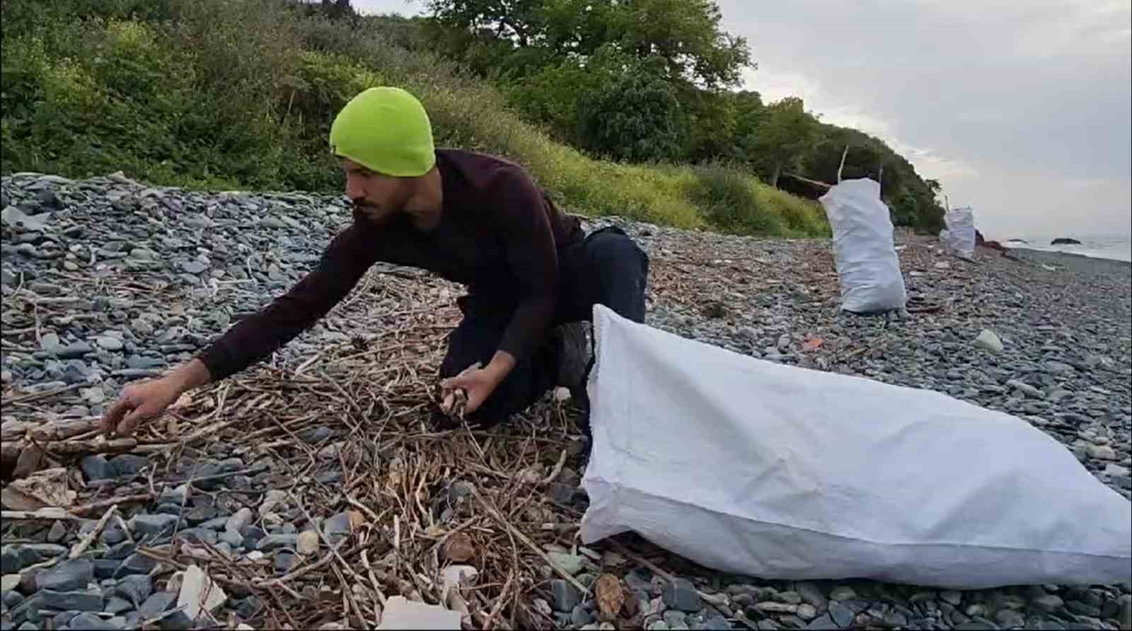 Sahilden topladığı odun parçalarını adeta sanat eserine dönüştürüyor