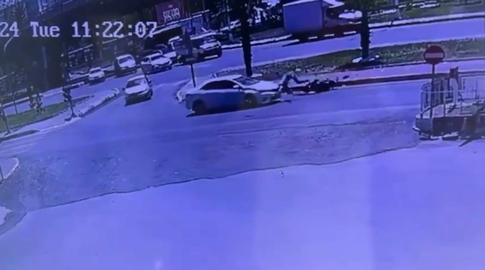 Şanlıurfa’da otomobil ile motosikletin çarpışması kameraya yansıdı