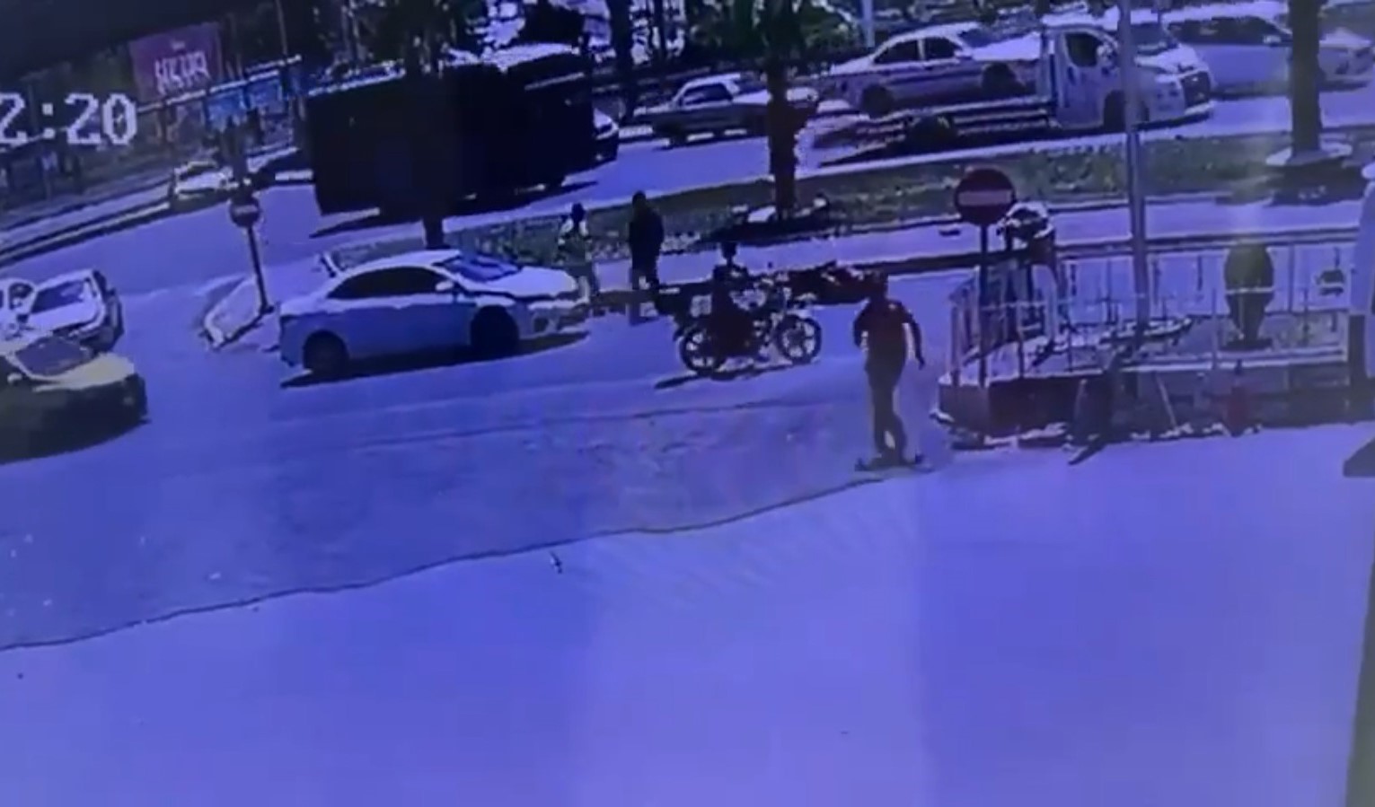Şanlıurfa&rsquo;da otomobil ile motosikletin &ccedil;arpışması kameraya yansıdı
