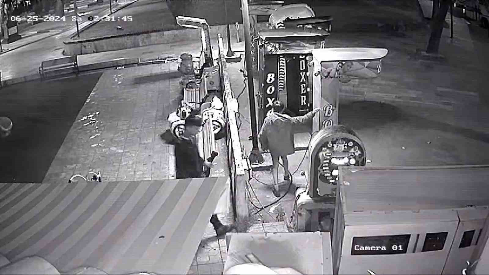 Oyun makinelerinin kilitlerini kırıp paraları &ccedil;aldılar 