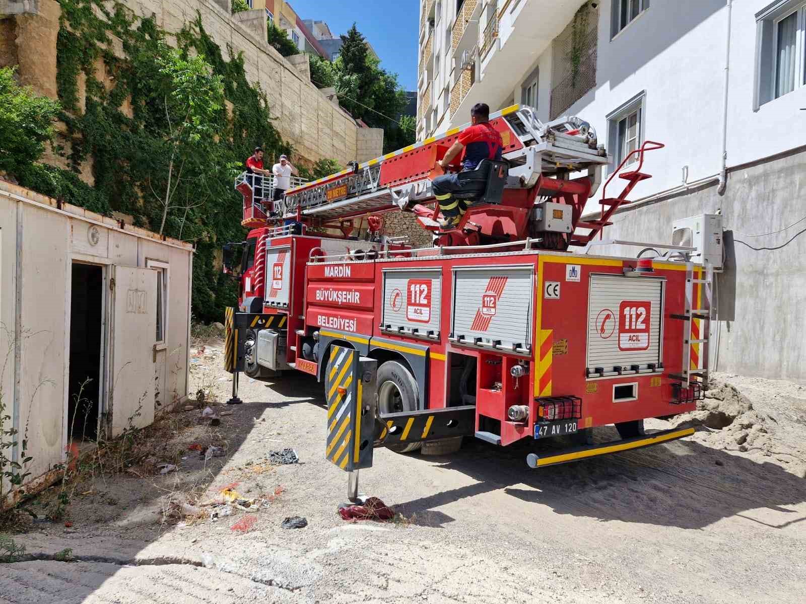 Konteynerin tepesinde mahsur kaldı, itfaiyeyi çağırdı