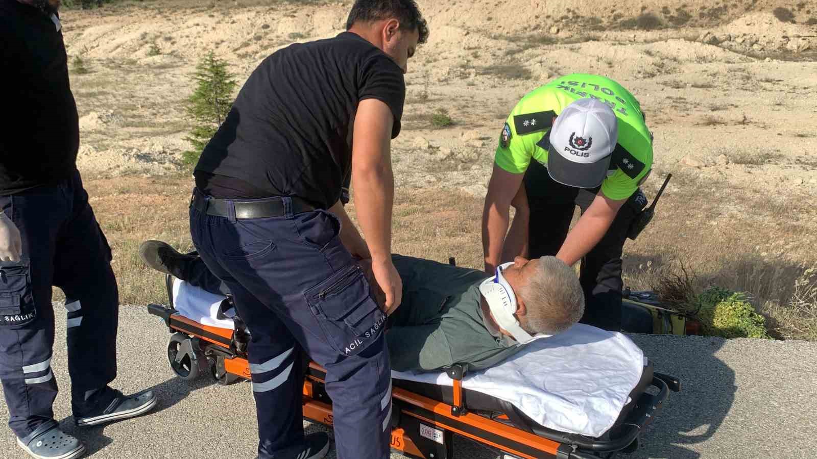 Polis memuru ayağı kırılan sürücüye ambulans gelene kadar destek oldu
