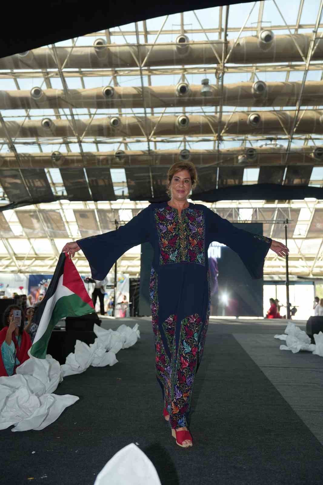 32 farklı &uuml;lkenin kıyafetleri Antalya&rsquo;da
