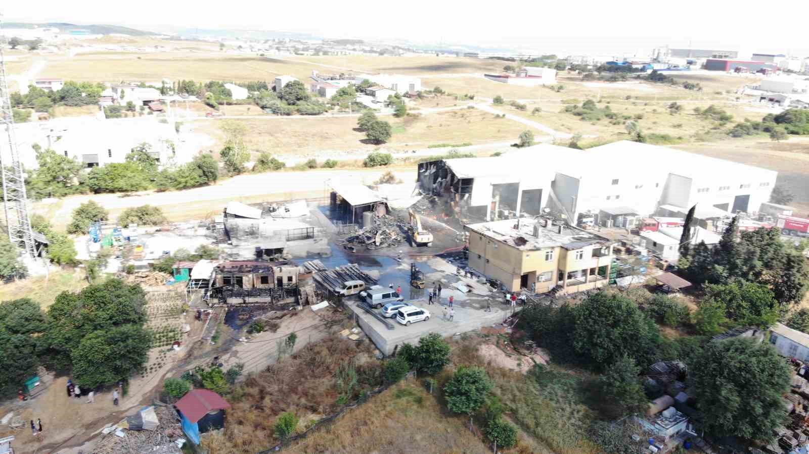 Kocaeli’de yangının çıktığı fabrika havadan görüntülendi
