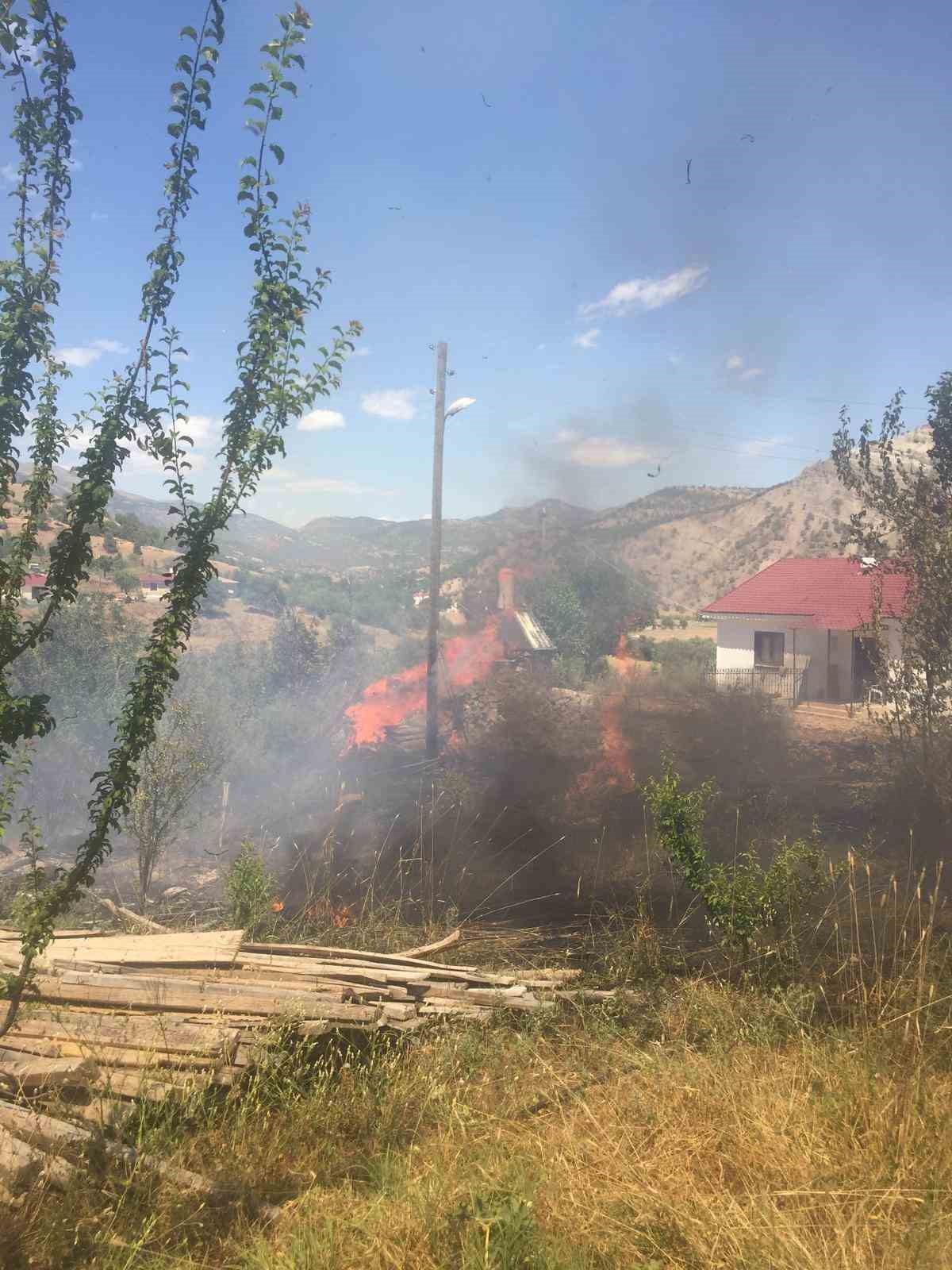 Tunceli’de 3 ayrı bölgede çıkan yangınlardan 2’si söndürüldü, 1’ine müdahale sürüyor
