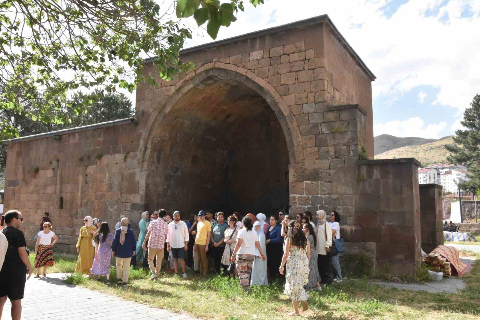 Tren yolcuları Bitlis&rsquo;in doğal ve tarihi mekanlarını gezdi
