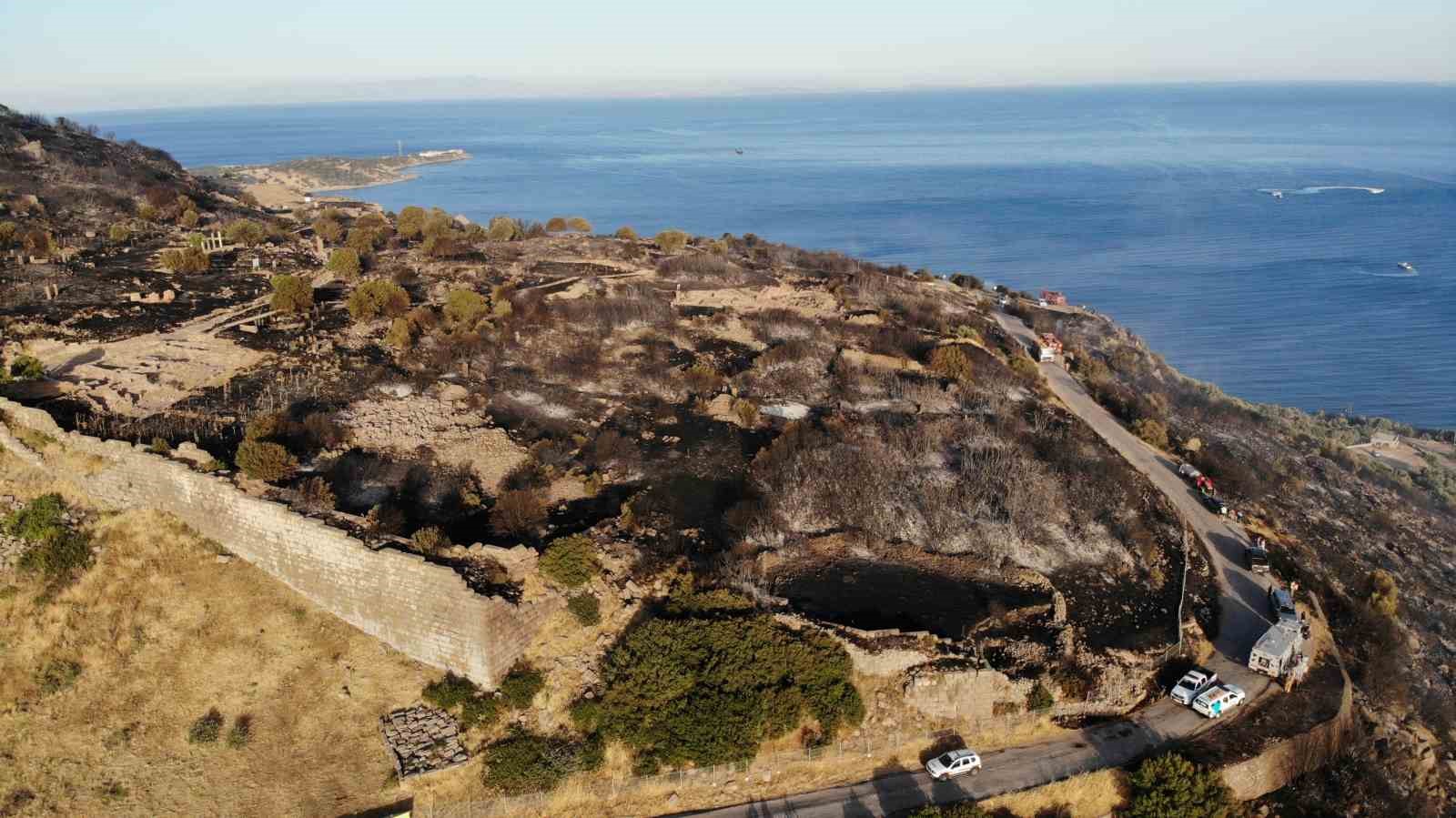 Alevlerden etkilenen 7 bin yıllık Assos &Ouml;ren Yeri ve Athena Tapınağı havadan g&ouml;r&uuml;nt&uuml;lendi 