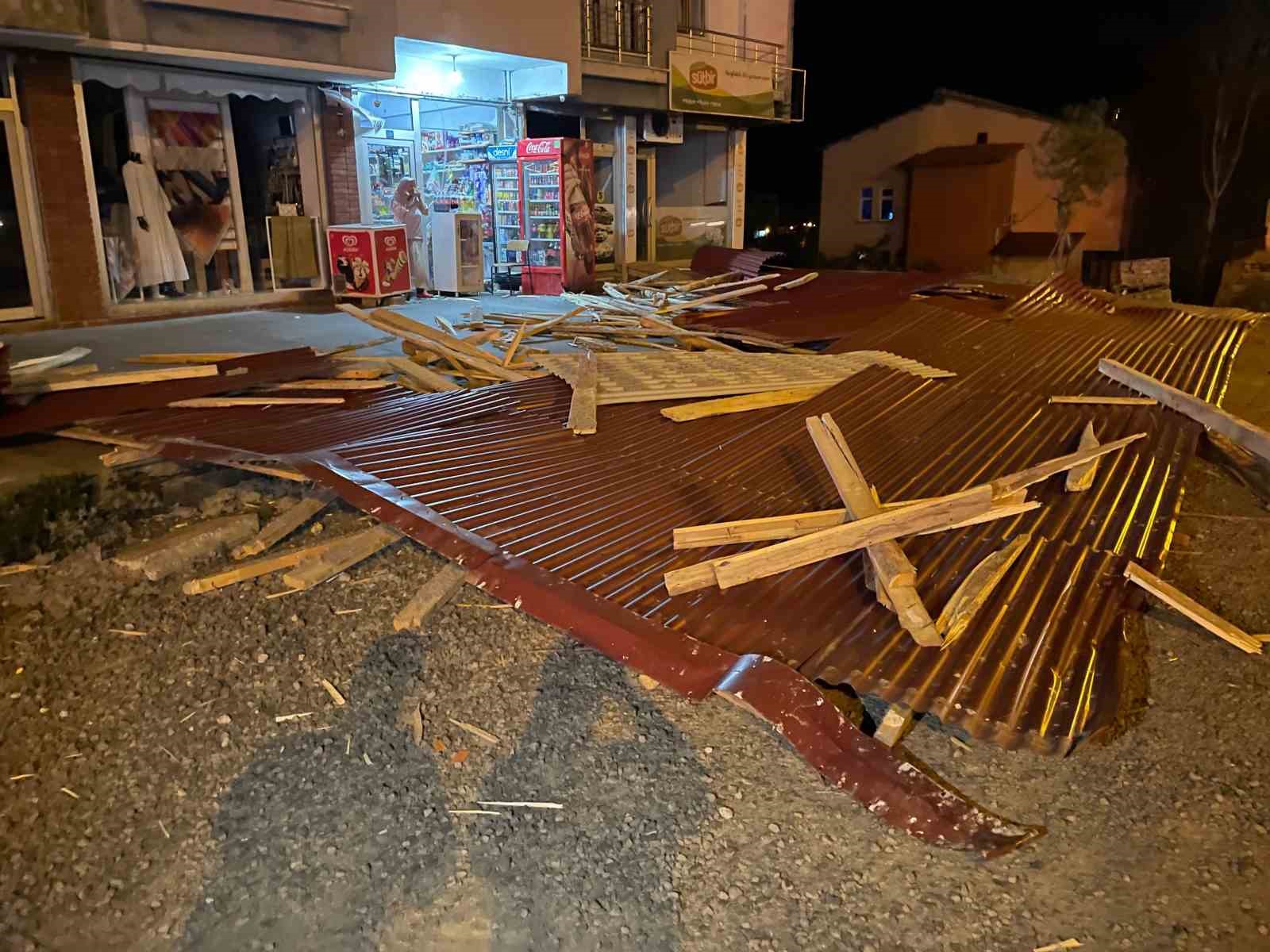 Bingöl’de kuvvetli rüzgar binanın çatısını uçurdu