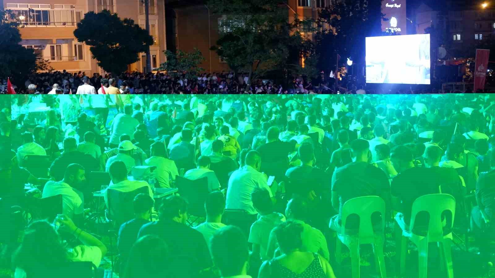 Binlerce kişi milli ma&ccedil;ta gol anında sevin&ccedil; &ccedil;ığlıklarına boğuldu
