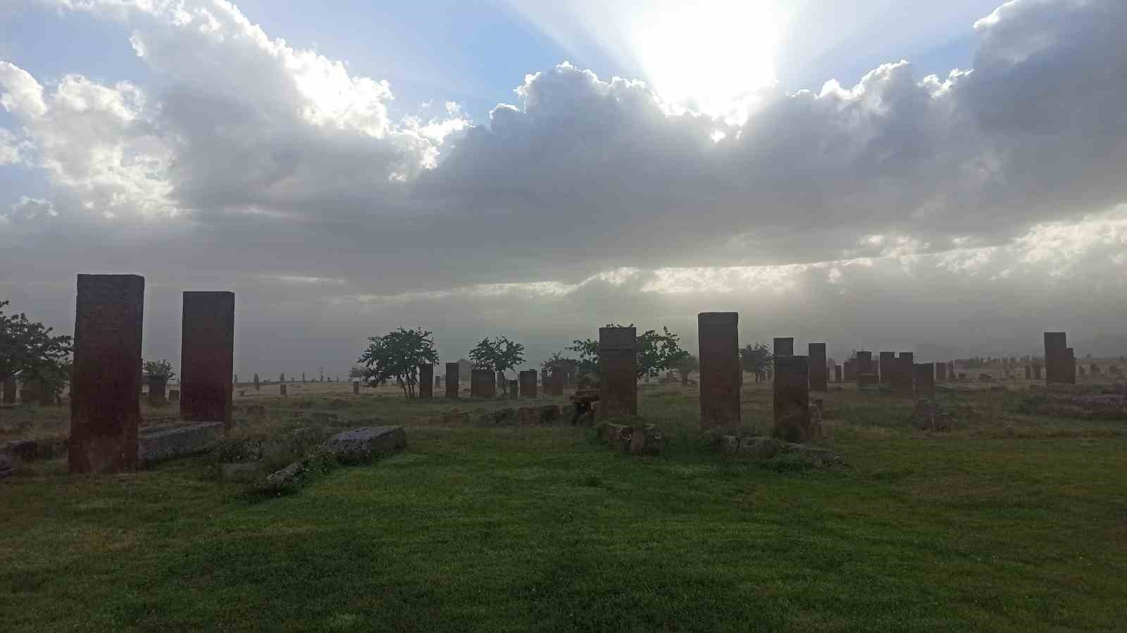 Ahlat&rsquo;ta toz bulutu ve fırtına etkili oldu
