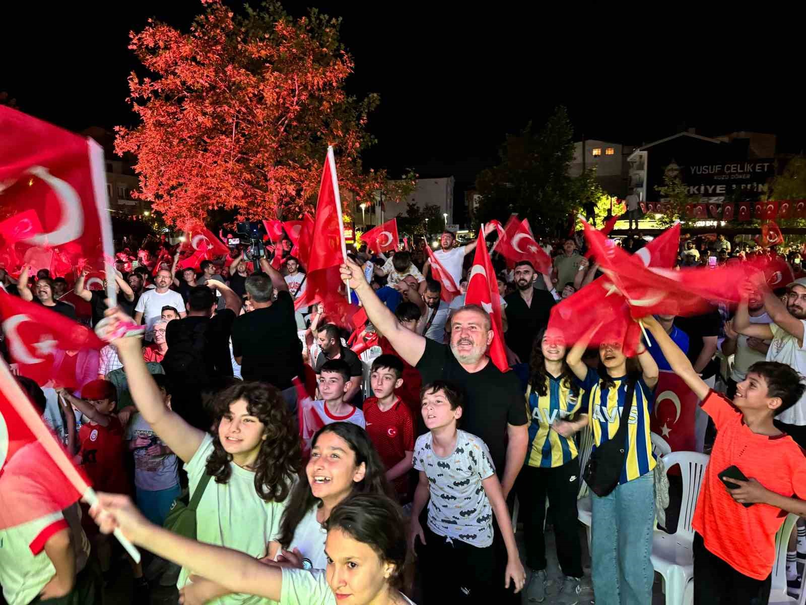 Başkan Aydın, galibiyet coşkusunu vatandaşlarla yaşadı
