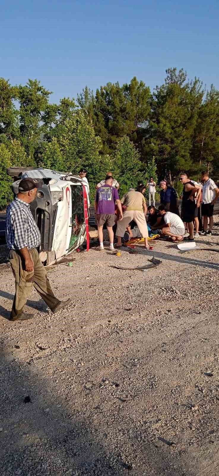 Takla atan aracın s&uuml;r&uuml;c&uuml;s&uuml; hayatını kaybetti
