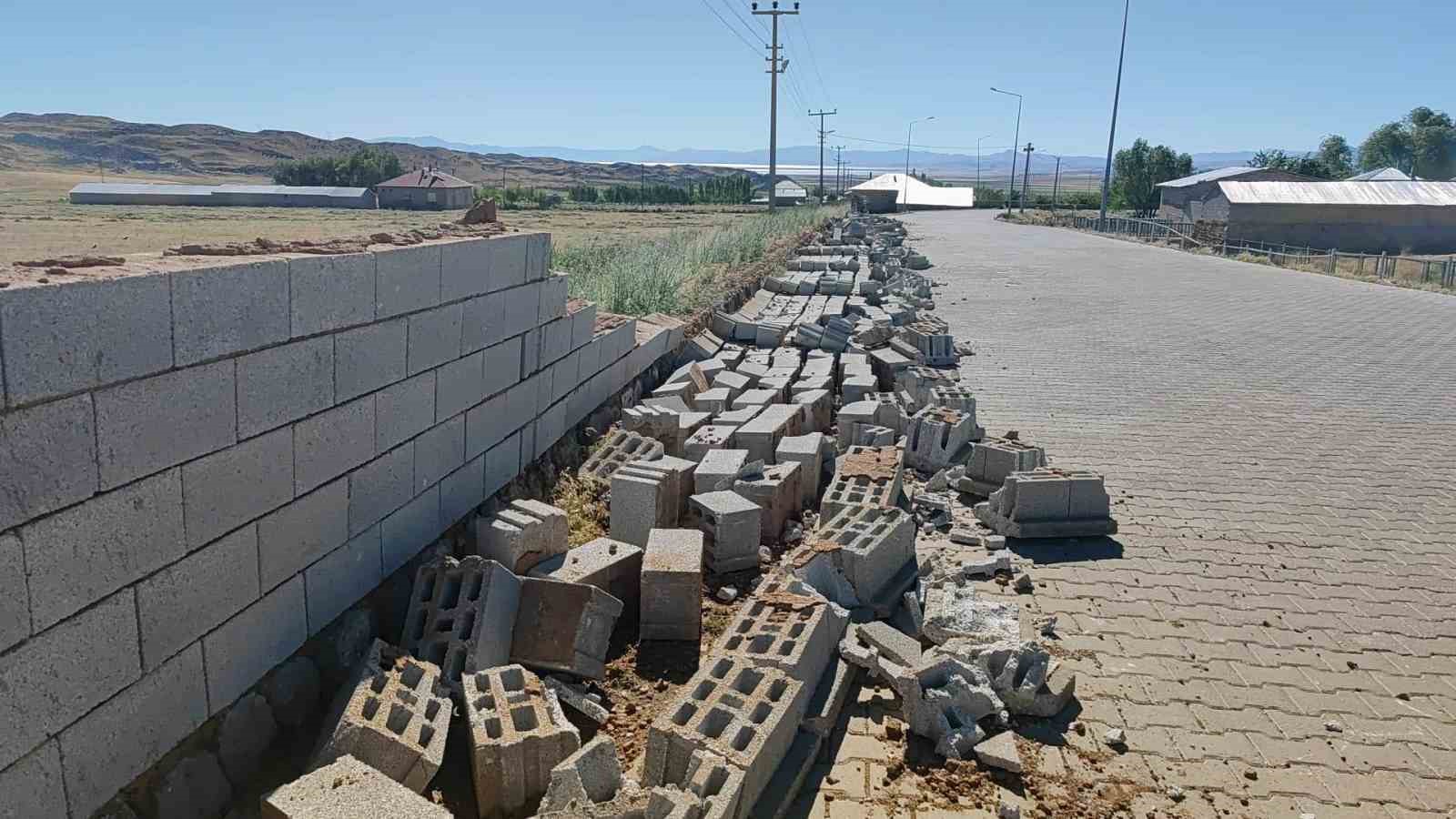 Adilcevaz&rsquo;da toz fırtınası hayatı fel&ccedil; etti
