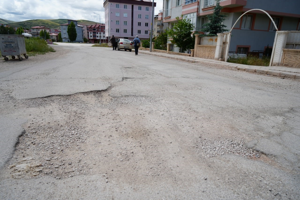 Bayburt kent merkezinde asfaltı bozuk yollar adeta köstebek yuvalarını andırıyor
