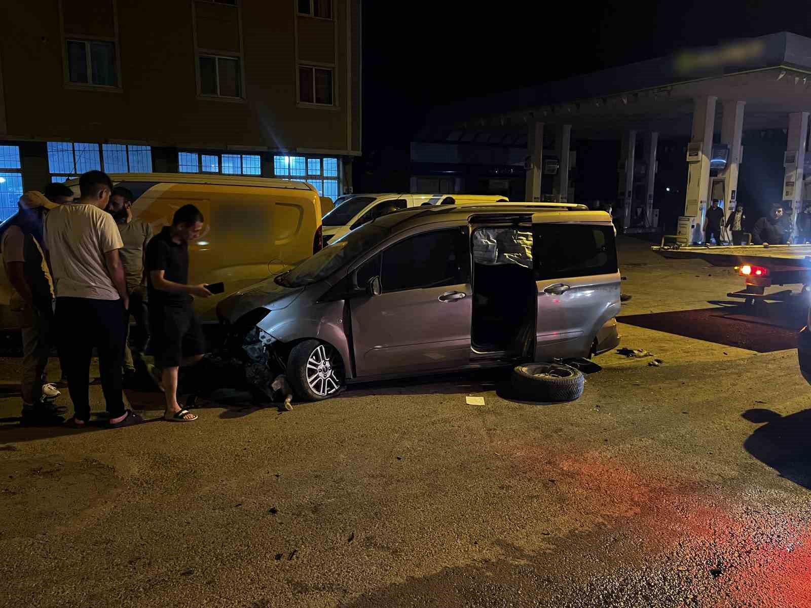 Ağrı’da kaldırıma çarpan araç hurdaya döndü
