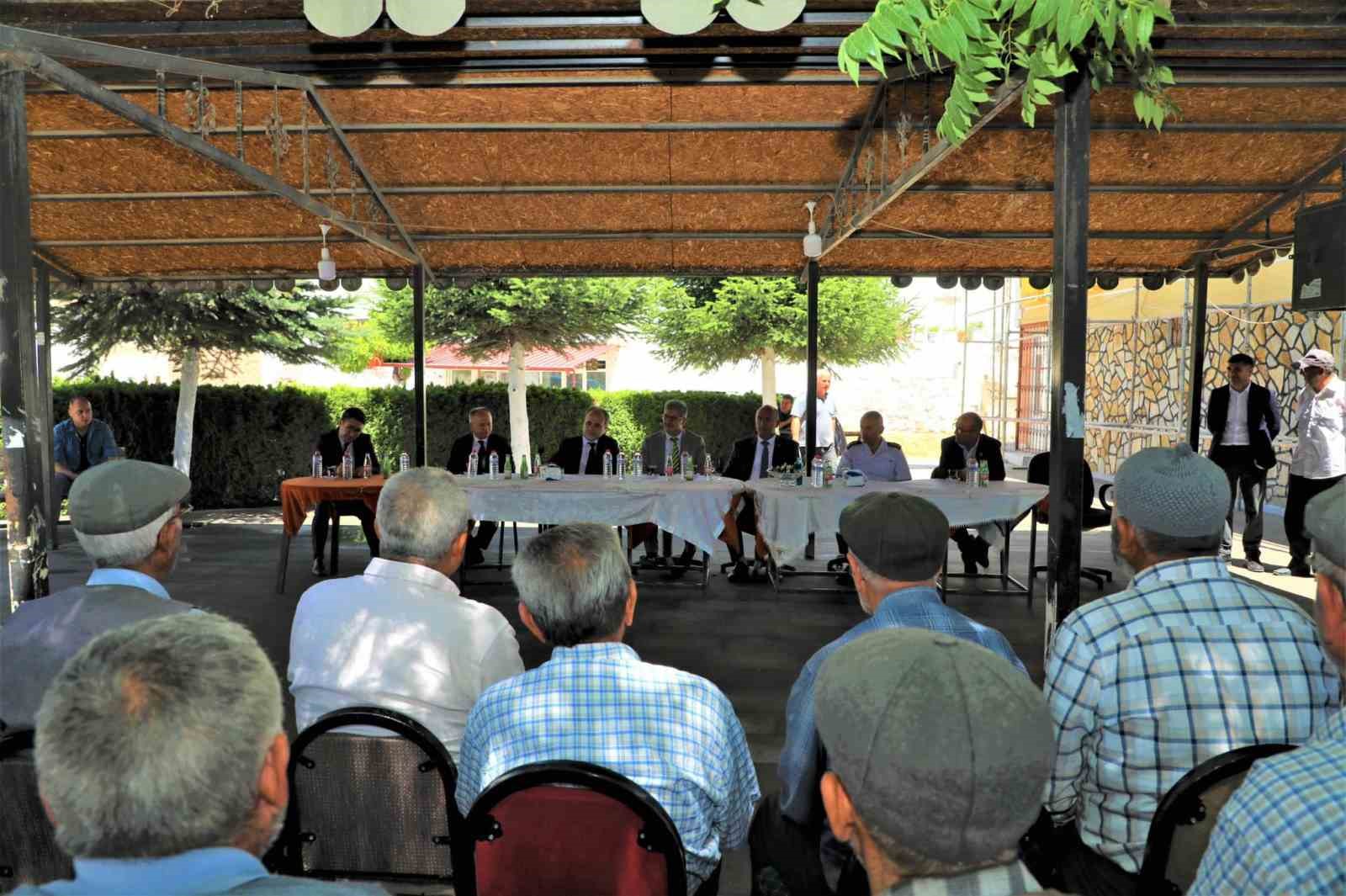 Vali Çelik; Orhanlı beldesinde vatandaşların taleplerini dinledi
