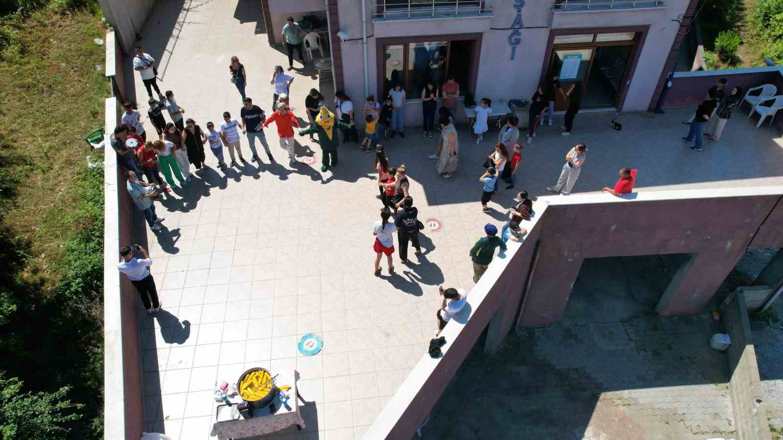 &Ouml;zel &ccedil;ocuklarla hem oynadılar hem mısır ikram ettiler
