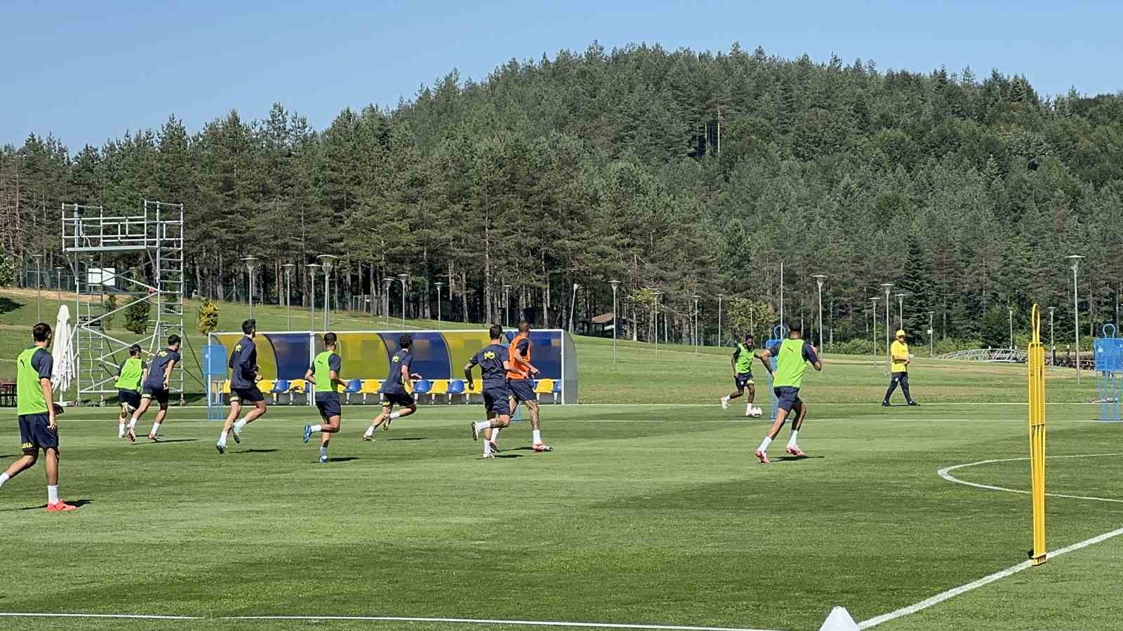 Fenerbahçe, hazırlıklarını taraftara açık yaptığı antrenmanla sürdürdü
