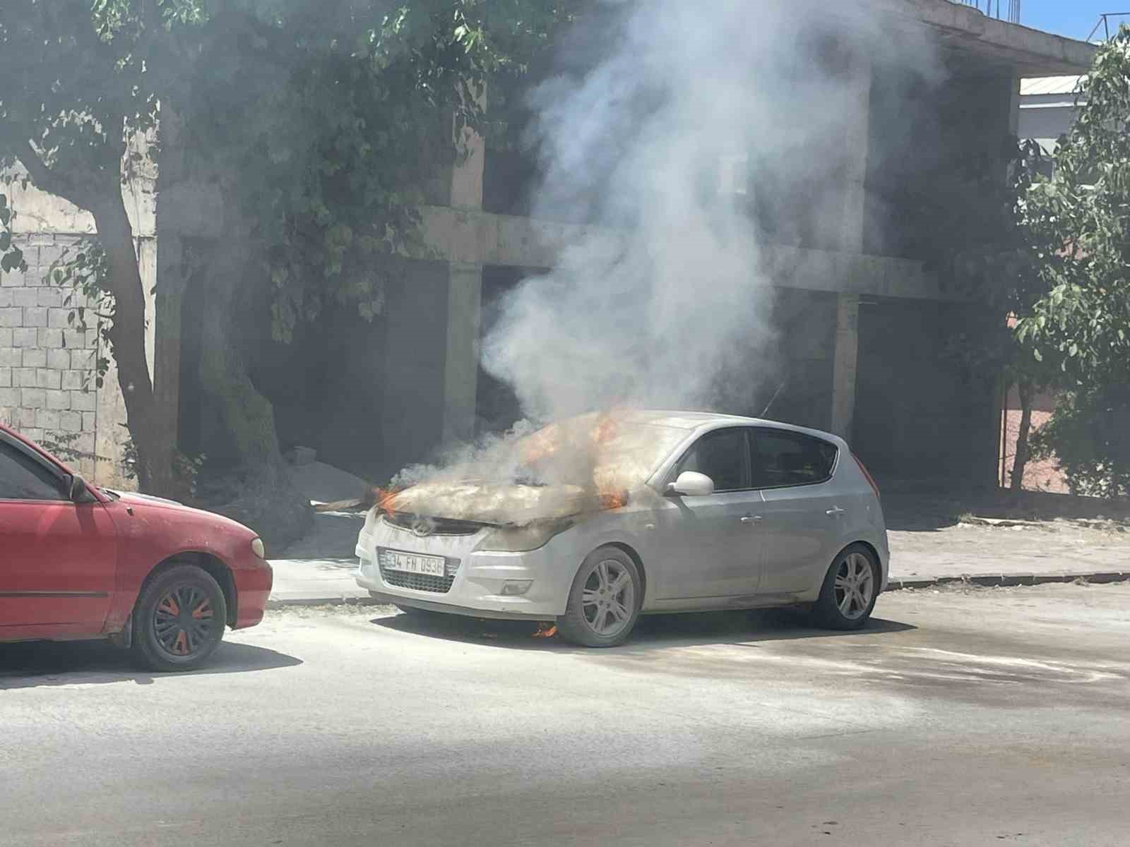 Park halindeki ara&ccedil; alev alev yandı

