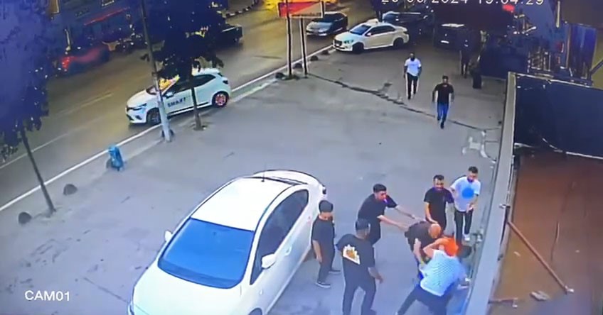 Sancaktepe’de silahlı saldırganlar oto yıkamacıyı darp etti, o anlar kamerada