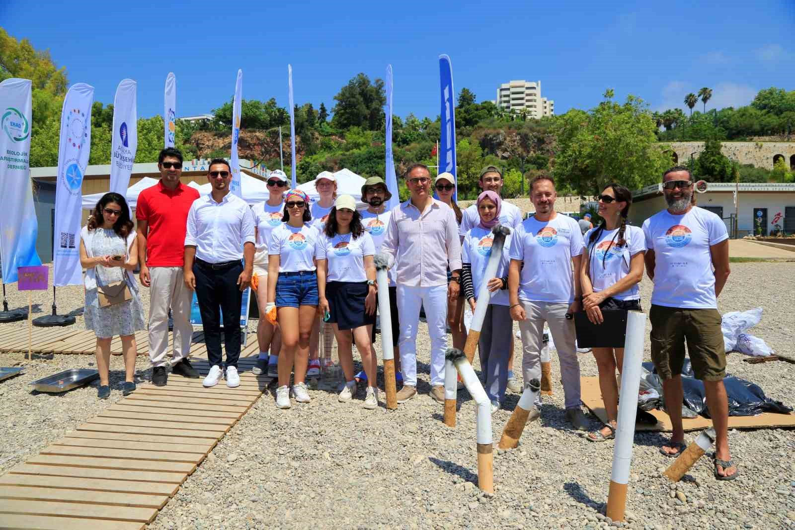 D&uuml;nyaca &uuml;nl&uuml; sahilden g&uuml;nl&uuml;k 60 ton atık toplanıyor
