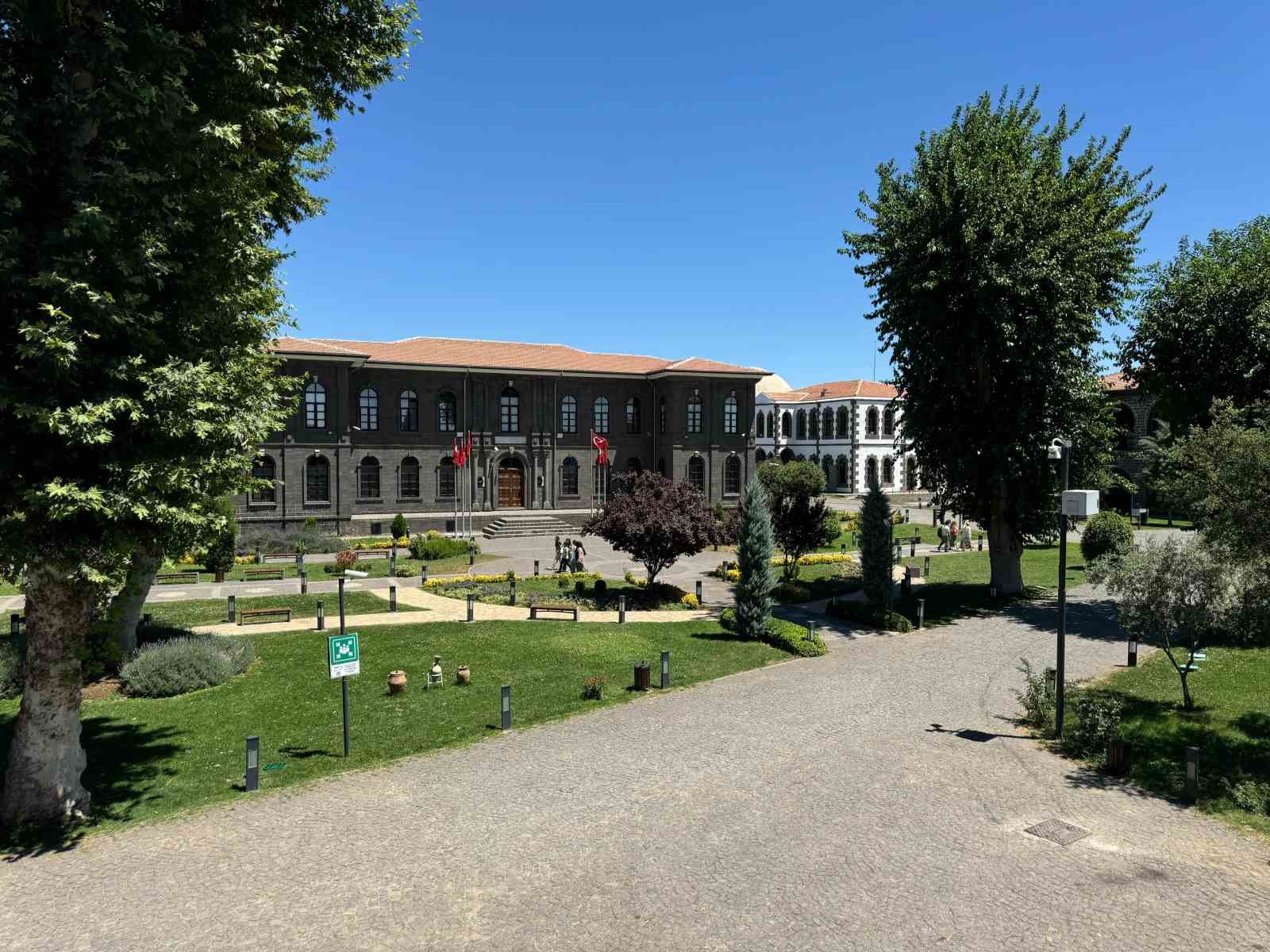 Diyarbakır M&uuml;zesi 90. yılında 90 bininci ziyaret&ccedil;isini &ccedil;i&ccedil;ekle karşıladı
