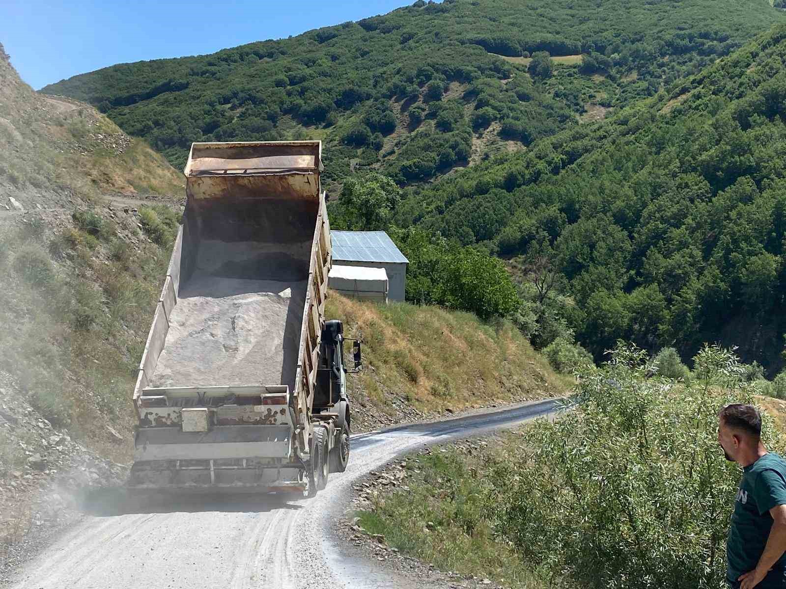 Muş’ta etkili olan sıcaklar asfaltı eritti