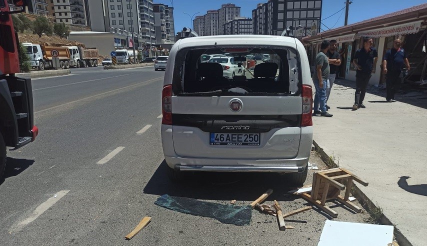 Kahramanmaraş’ta otomobil iş yerine daldı