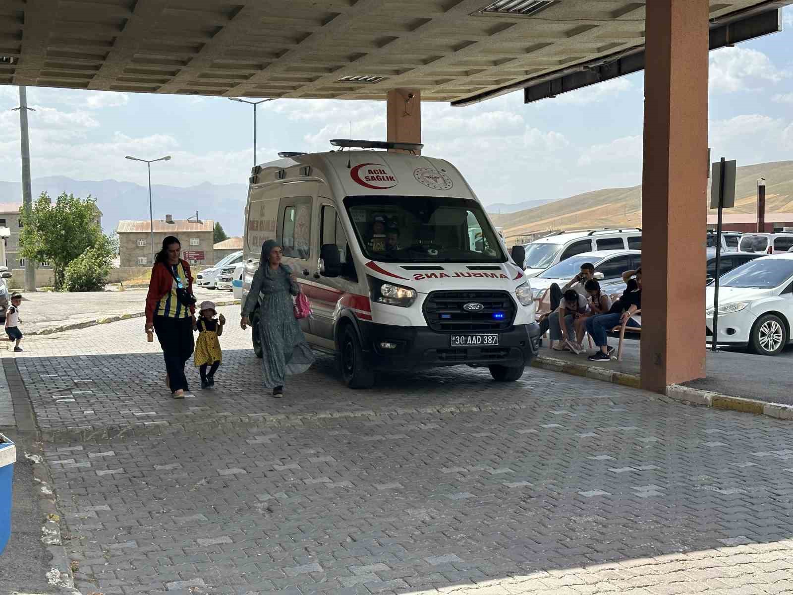 Y&uuml;ksekova&rsquo;da eşi tarafından bı&ccedil;aklanan kadın ağır yaralandı
