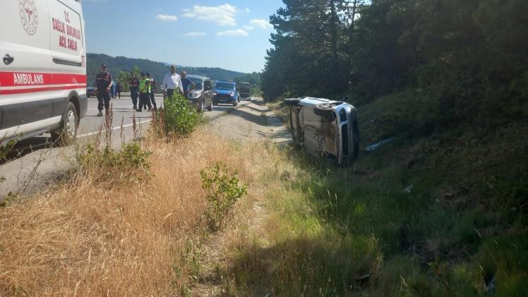 Seyir halindeki otomobil takla attı: 2 yaralı
