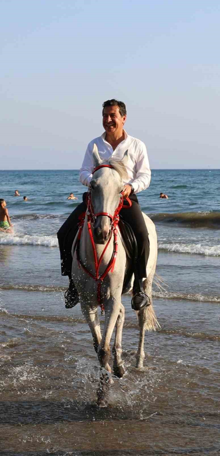 Başkan Aras Patara plajında at bindi
