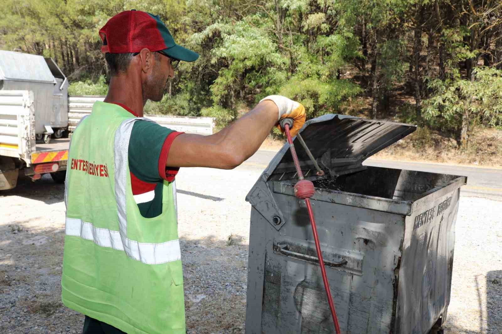 Menteşe’de çöp konteynerlerine hassas temizlik
