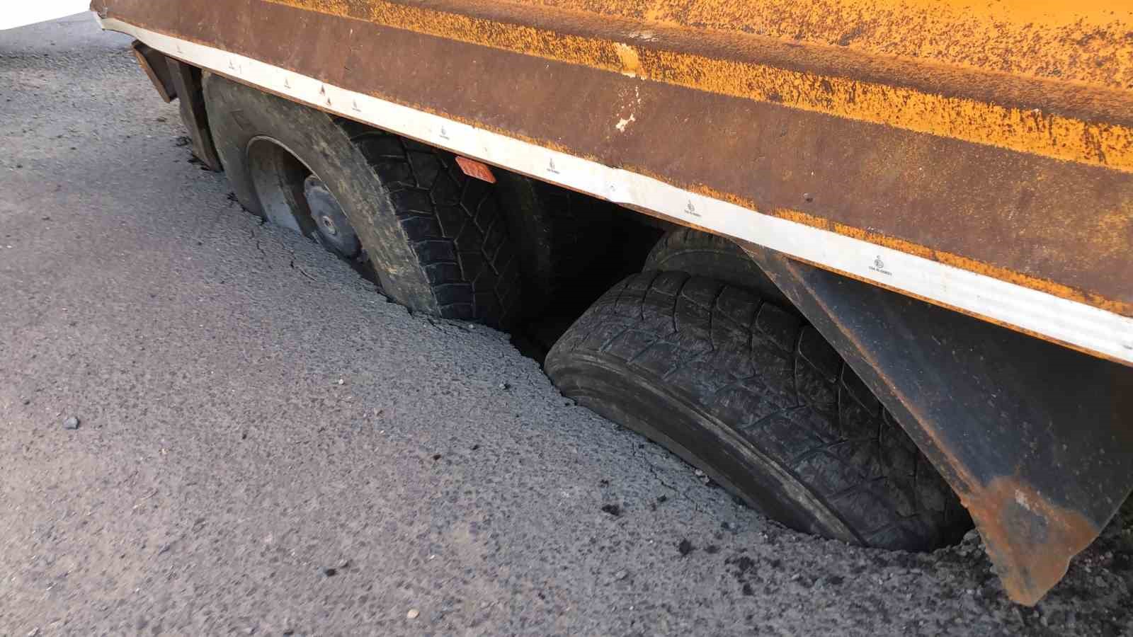 Tekirdağ&rsquo;da asfalt yol &ccedil;&ouml;kt&uuml;: Kamyon yola saplandı
