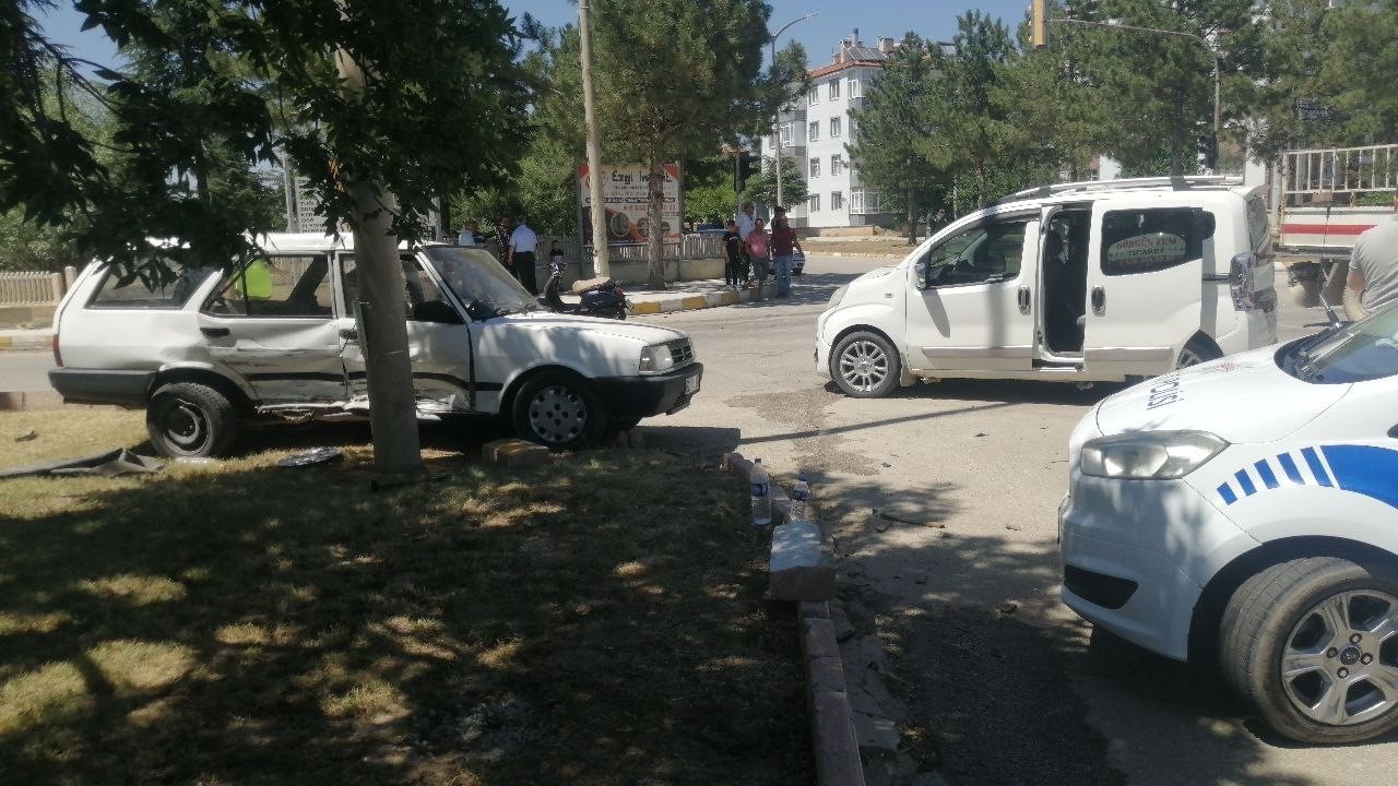 Isparta’da otomobil ve ticari araç çarpıştı: 3 yaralı
