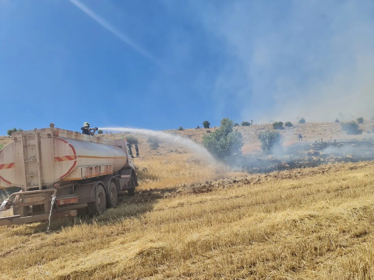 Mardin’in 3 ilçesinde anız ve örtü yangınları söndürüldü