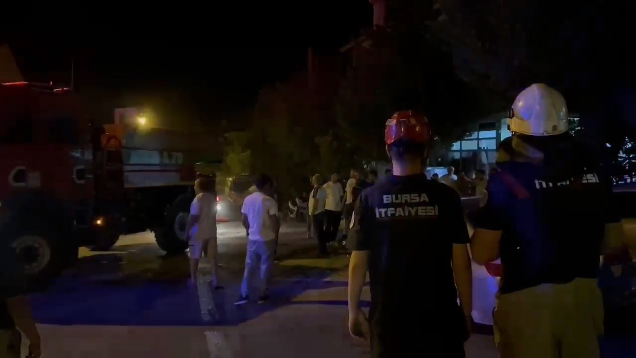 Bursa’da iki otomobil kafa kafaya çarpıştı: 3 yaralı
