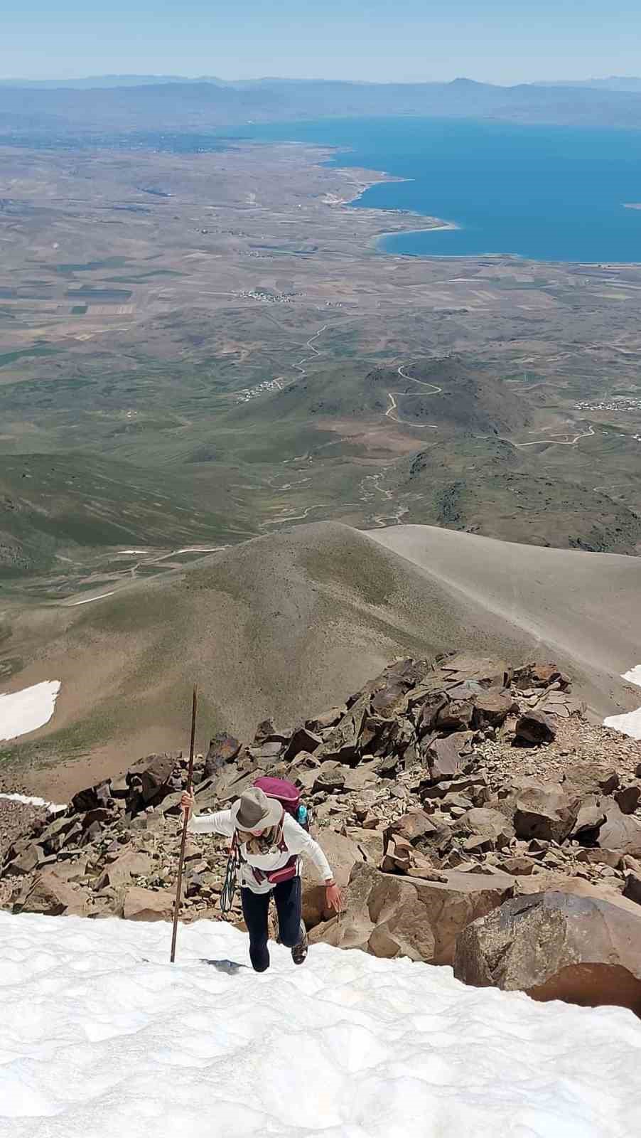 &lsquo;El Ele&rsquo; sloganıyla tura &ccedil;ıkan Alman turistler S&uuml;phan Dağı&rsquo;na tırmandı
