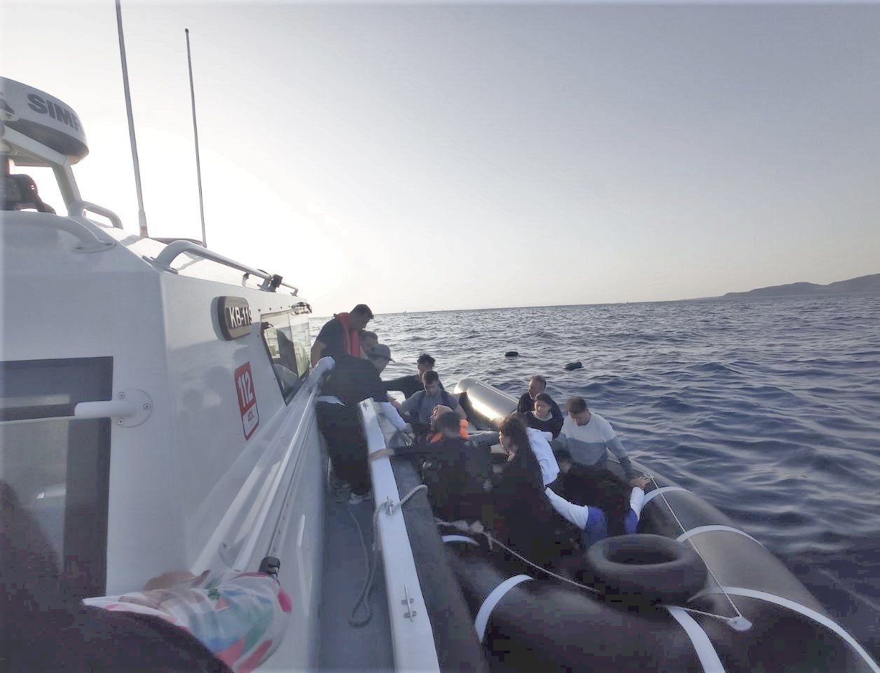 Ayvacık a&ccedil;ıklarında 30&rsquo;u &ccedil;ocuk, 75 ka&ccedil;ak g&ouml;&ccedil;men yakalandı
